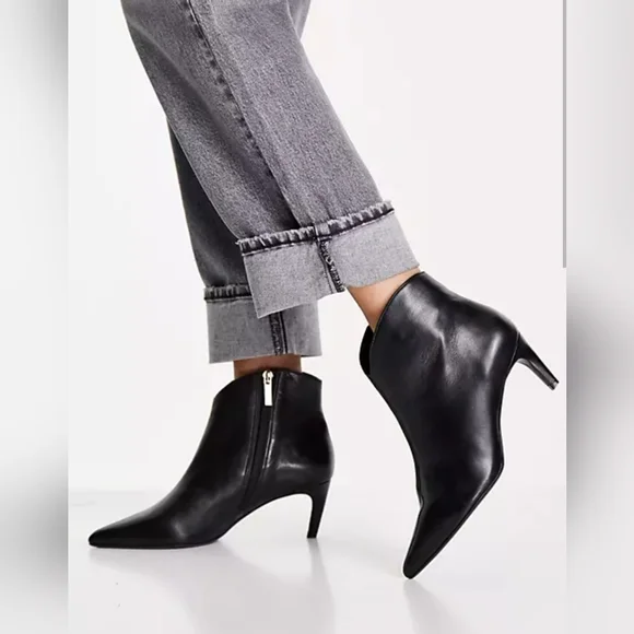 Edgy Chic Ted Baker London Red Leather Booties - Picture 14 of 16